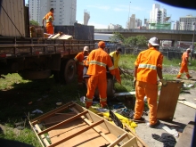 Funcionários limpam embaixo do Viaduto Salim Farah Maluf