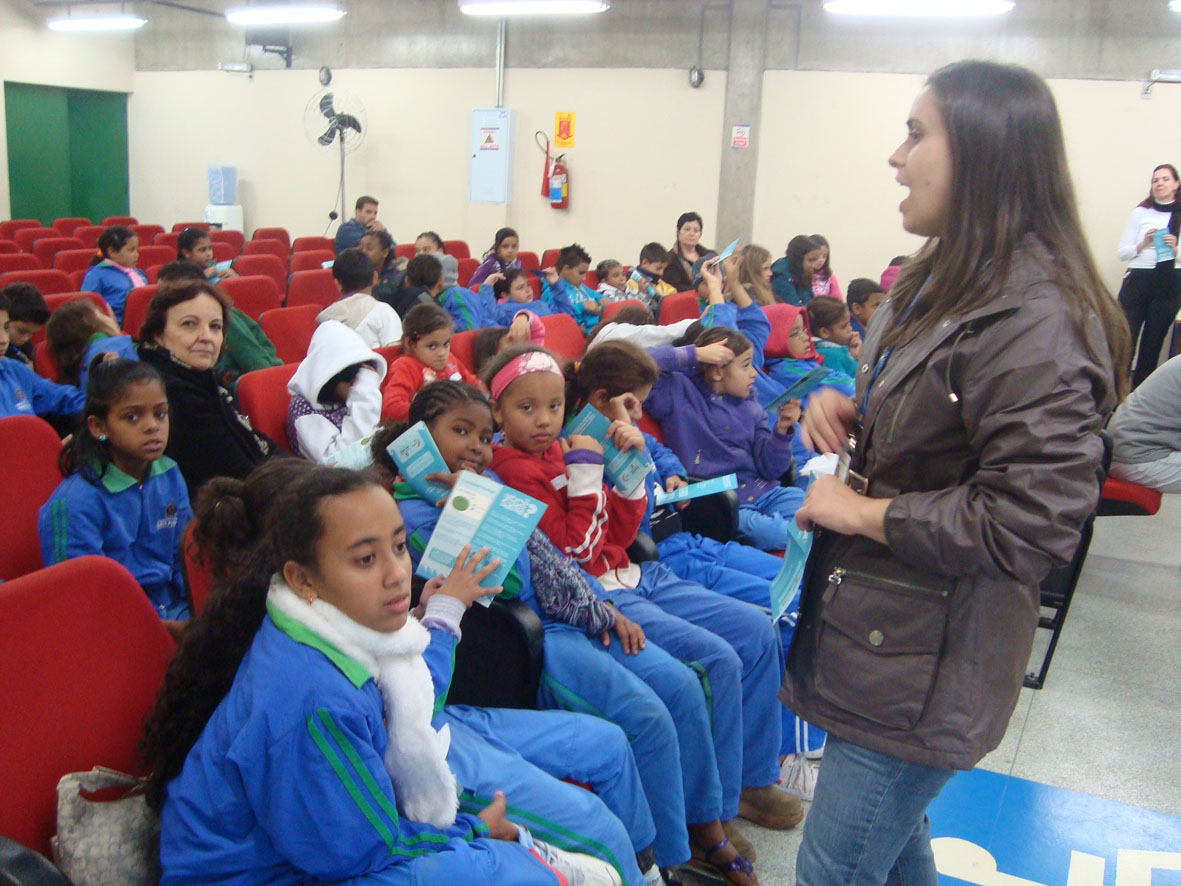 Crianças da EMEF Coronel Romão Gomes participando de palestra educativa sobre meio ambiente