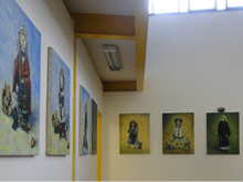 Os quadros retratam figuras de crianças e ficarão em exposição permanente na Casa de Cultura Salvador Ligabue.