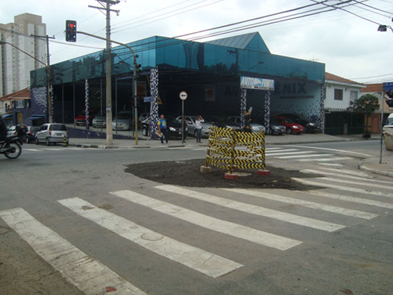 Cruzamento entre a Rua Chico Pontes e a Rua Coronel Jordão