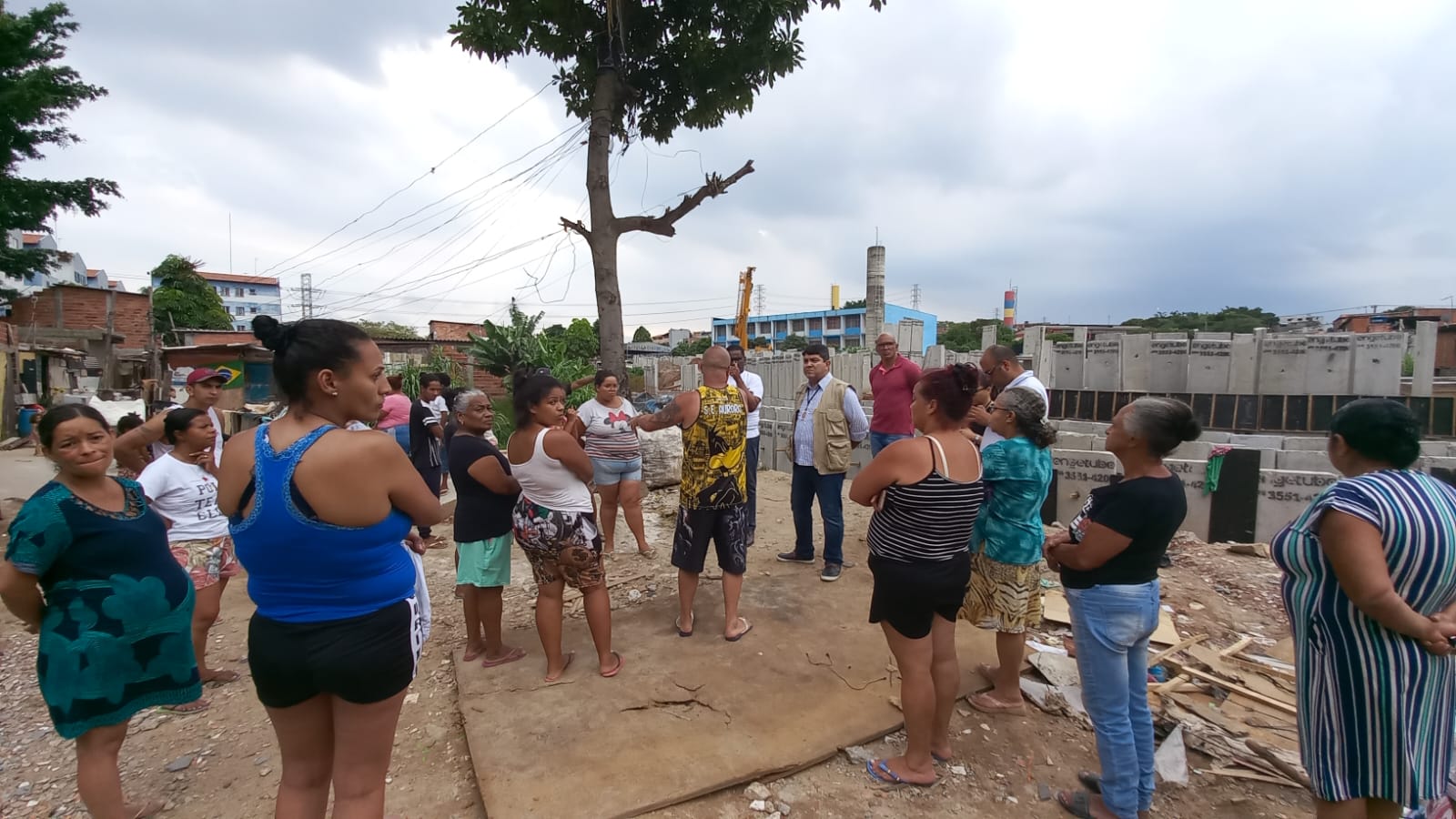 Na imagem aparece os moradores da Comunidade do Torresmo em uma roda de conversa com o Subprefeito Guilherme Henrique e sua equipe.