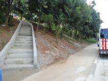 A praça localizada entre a Rua Tomás Rabelo e Silva e a Rua Beranizia de Paula Ferreira recebe calçamento e uma nova escadaria 
