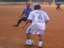 Jogador do Vera Cruz, da Vila Prudente domina bola em jogo contra o Fecha Bar, do Jd. Panorama