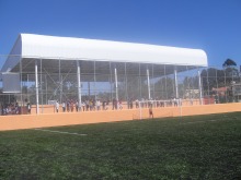 Complexo esportivo: campo de futebol, quadra poliesportiva e playground