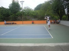 Prática de tênis no CLube Escola Vila ALpina