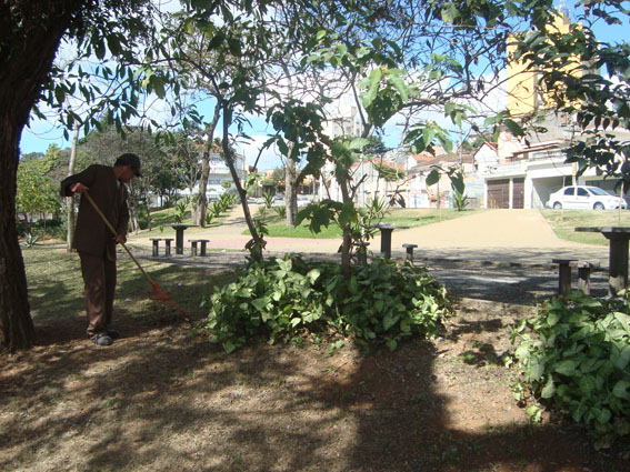 Projeto zeladores de praça também existe na Vila Maria. Atualmente uma nova turma já está em treinamento.