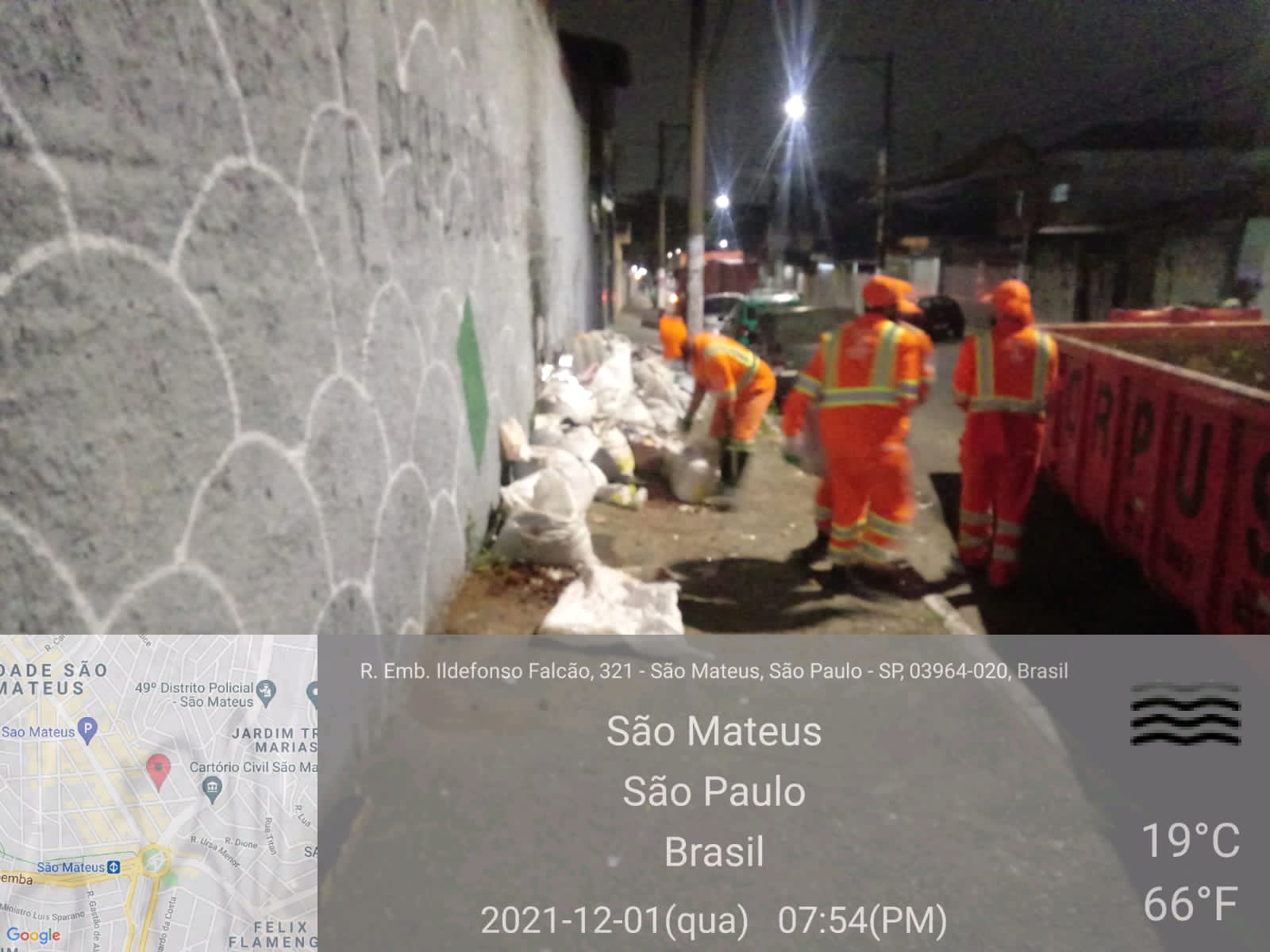 Funcionários municipais, com uniforme laranja, recolhem sacos de entulho espalhados pela calçada. Foto identificada como Rua Embaixador Ildefonso Falcão.