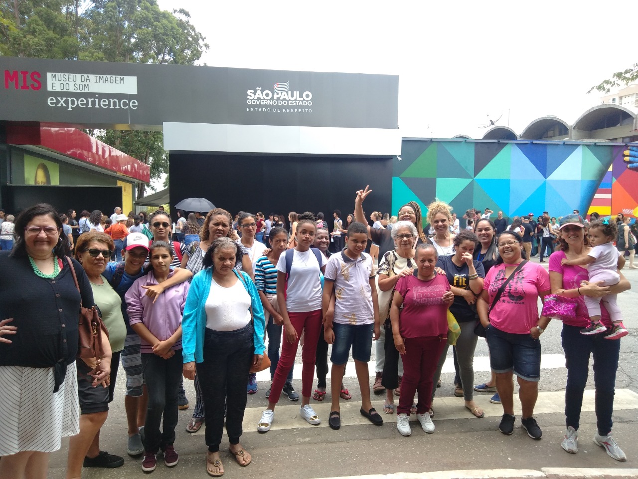 20 conviventes na frente da entrada do Museu da Imagem e do Som (IMS) Experience