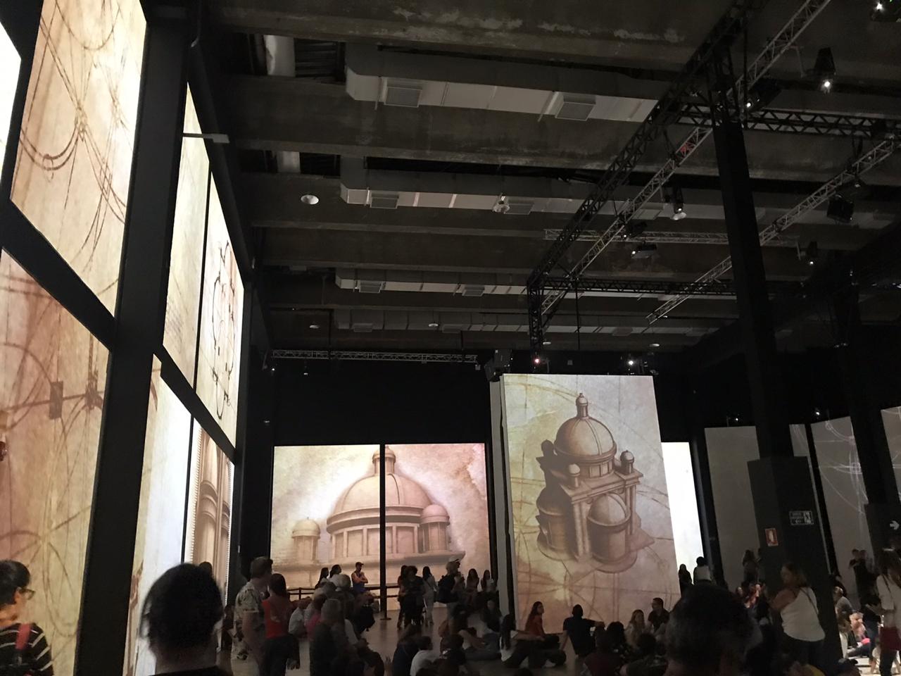 Painéis digitais com simulações dos prédios projetados por Leonardo da Vinci.