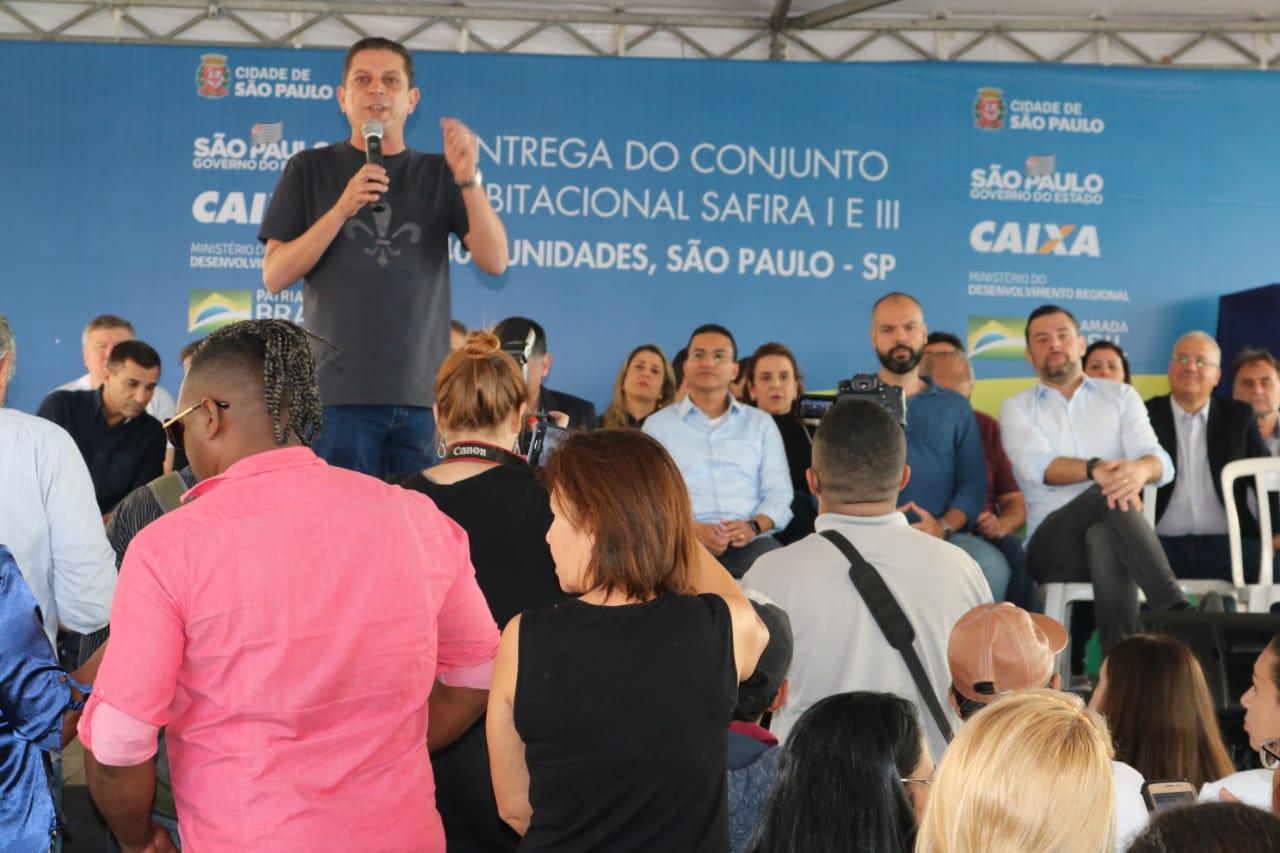 Na foto, a imagem do discurso do secretário municipal de habitação, João Farias, anunciando a entrega das 401 unidades do empreendimento Safira