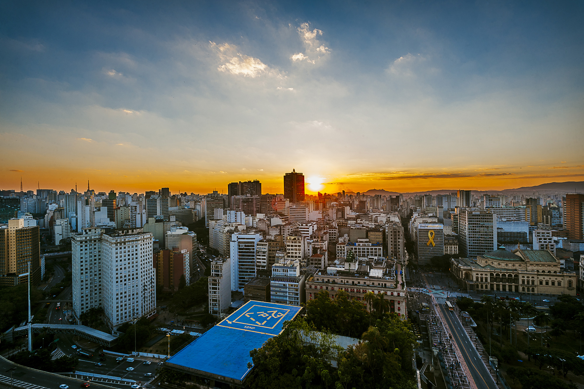 Imagem apresenta panorama da cidade de São Paulo durante o entardecer