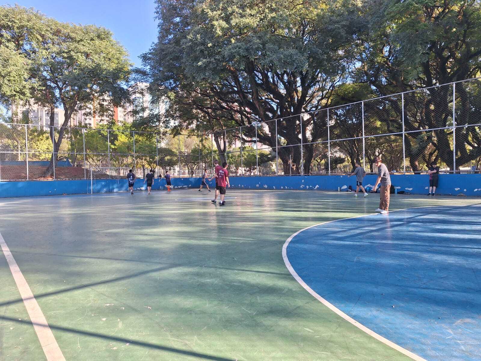 Na imagem, munícipes jogando bola no Centro Esportivo Tatuapé.