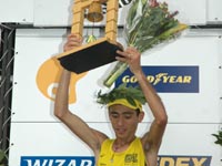 O campeão Marílson Gomes dos Santos levanta o trófeu.