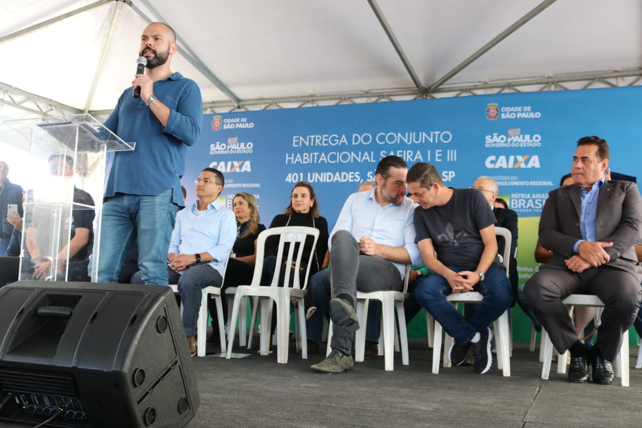 Na foto, a imagem do discurso do prefeito de São Paulo, Bruno Covas, anunciando a entrega das 401 unidades do empreendimento Safira