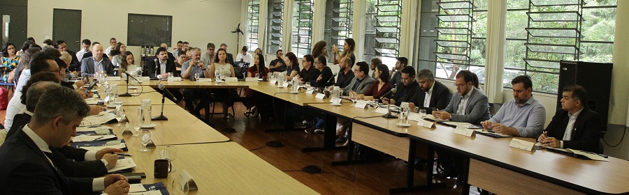 Foto da sala onde se reuniram as autoridades para o XVIII Encontro Nacional do Fórum de Secretários de Meio Ambiente.