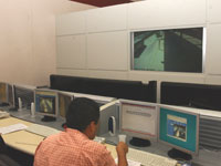 Funcionários monitora o trânsito no centro de operações da CET