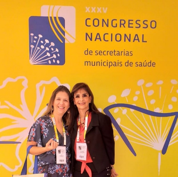Foto da Dra. Zarifa Khoury (PM DST/AIDS) e Salete Monteiro (Coordenadoria Regional de Saúde - Centro) participam do CONASEMS em Brasília. 