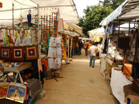 Praça, em Pinheiros, abriga a feira em uma área de 4.712 m²