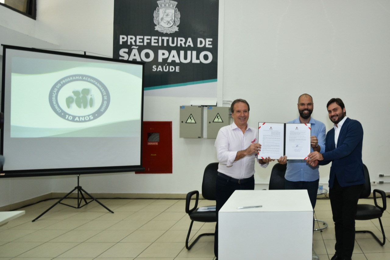 Secretário Filipe Sabará com o prefeito e secretário de saúde segurando o documento intersecretarial