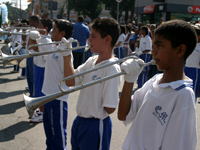 Crianças participam do desfile cívico do dia do trabalho