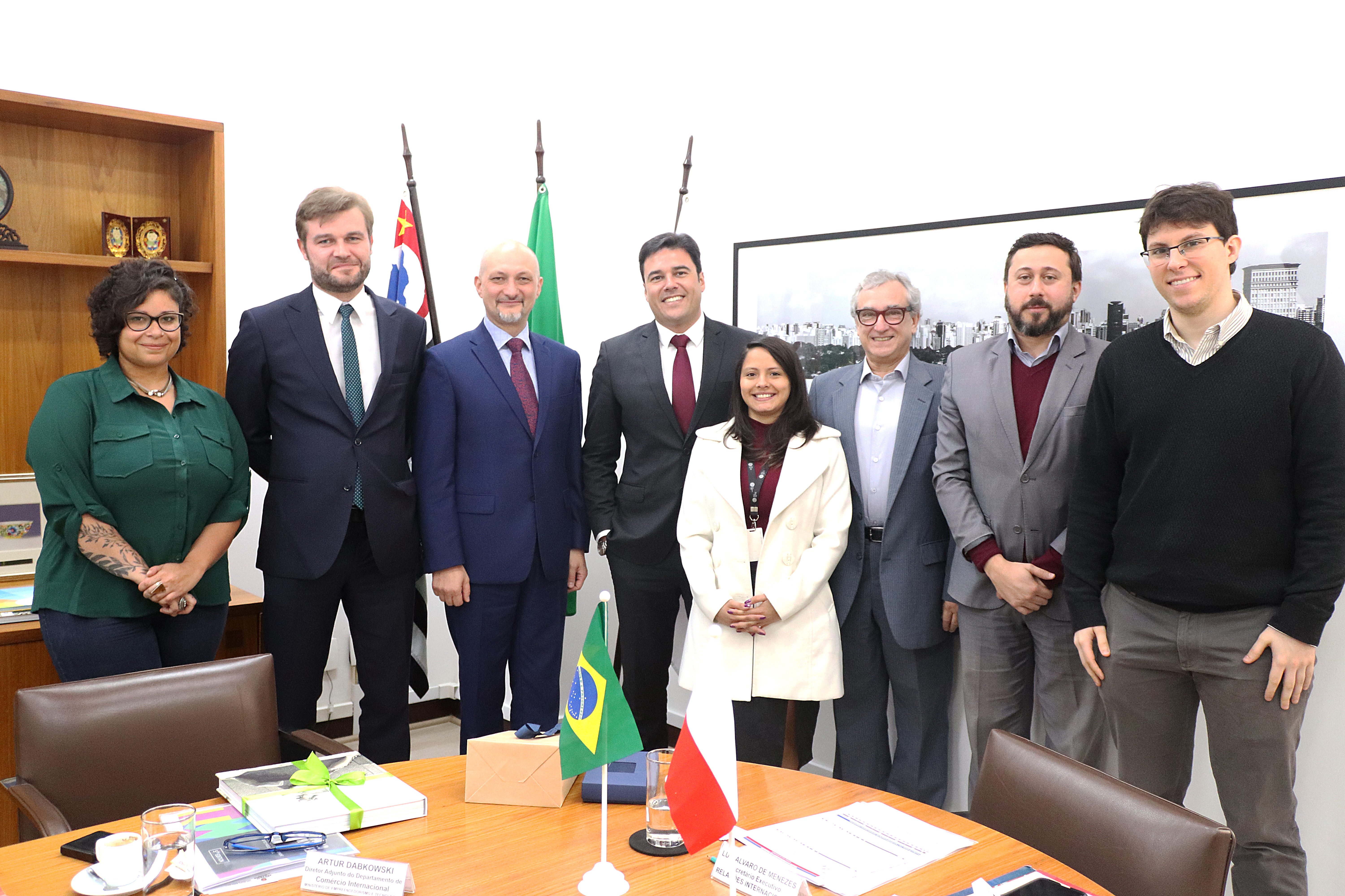 Secretário Luiz Alvaro, Fernando Batistuzzo e outros representantes da Prefeitura ao lado de membros da delegação polonesa.