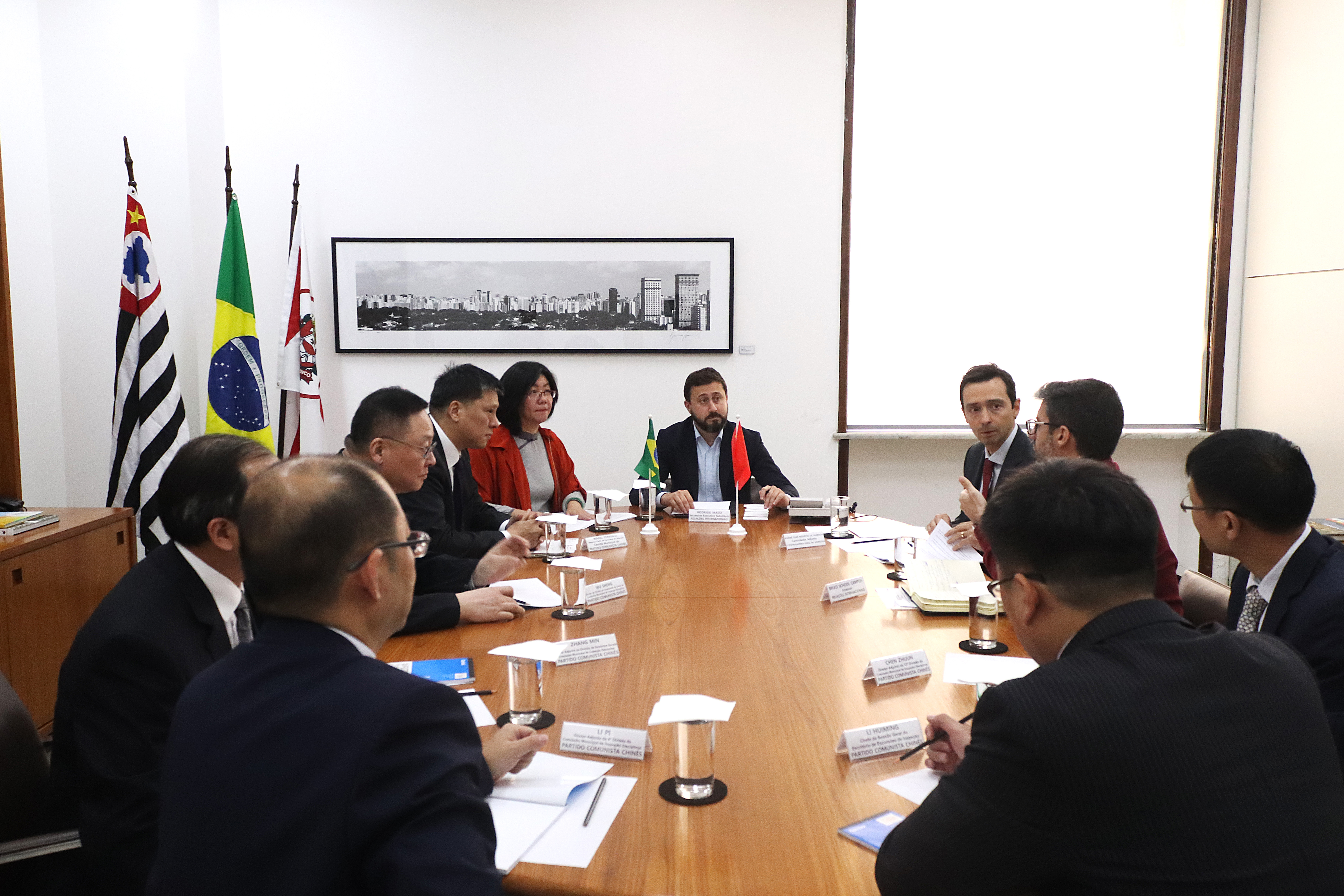 Delegação de Xangai e representantes da Prefeitura se reúnem na mesa de reuniões da Coordenadoria de Relações Internacionais.