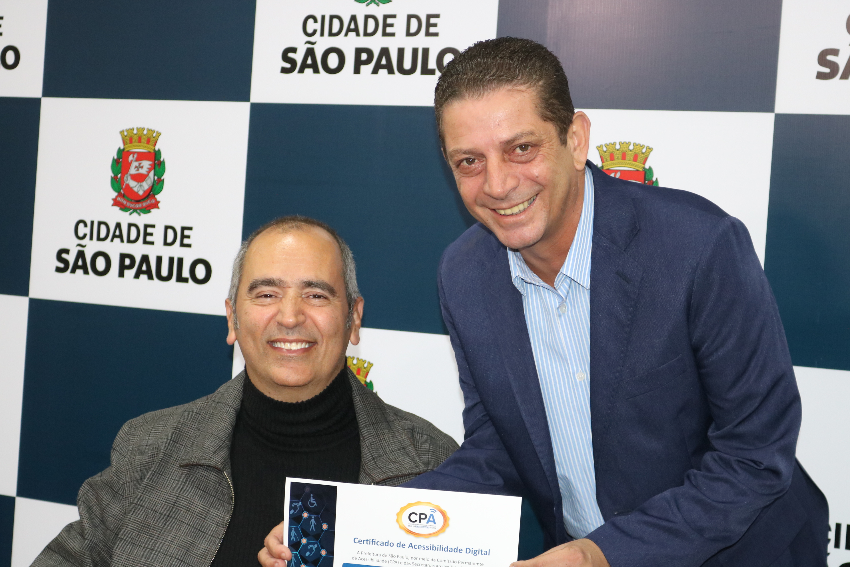 Na imagem, o secretário de habitação, João Farias, recebe o certificado do selo de acessibilidade digital do portal da Habitação;