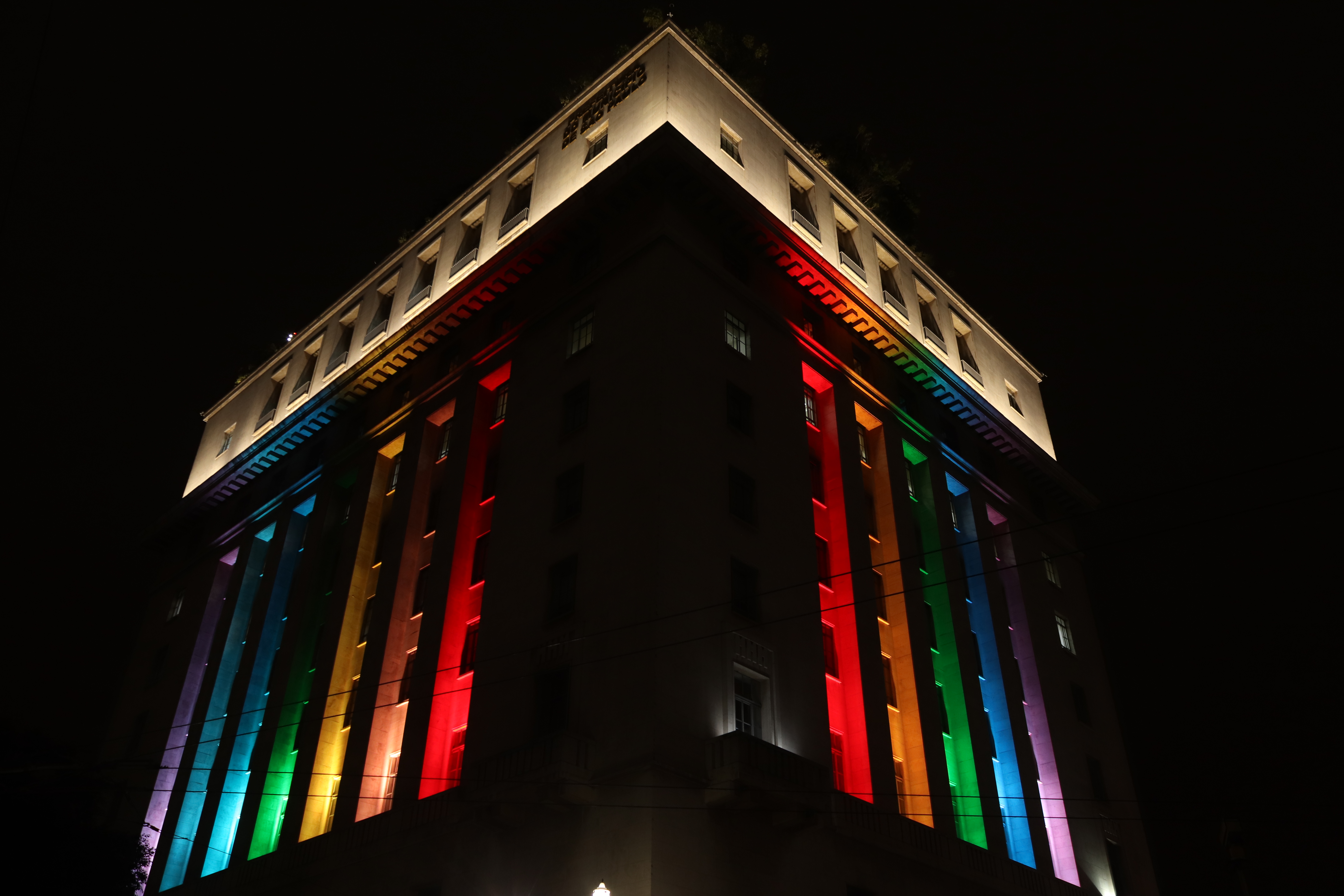 Edifício Matarazzo (sede da Prefeitura de São Paulo) iluminado com as cores da bandeira LGBT (vermelho, laranja, amarelo, verde, azul e roxo)