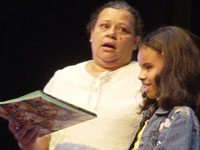 Aluna faz leitura de uma poesia em Braille durante o evento