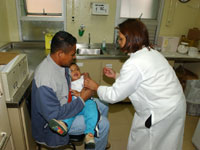 Criança é atendida na unidade de assistência médica no Grajaú