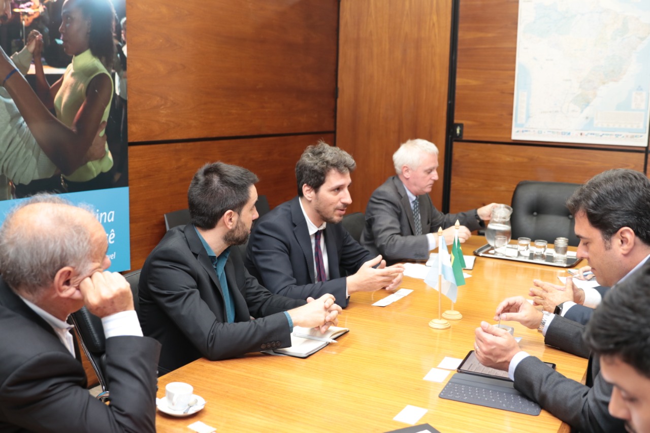 Foto da reunião com os Subsecretários de Promoção Turística e Novos Negócios da República Argentina.
