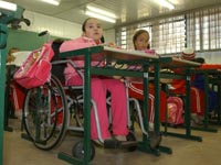 Aluna cadeirante assiste aula em escola da capital