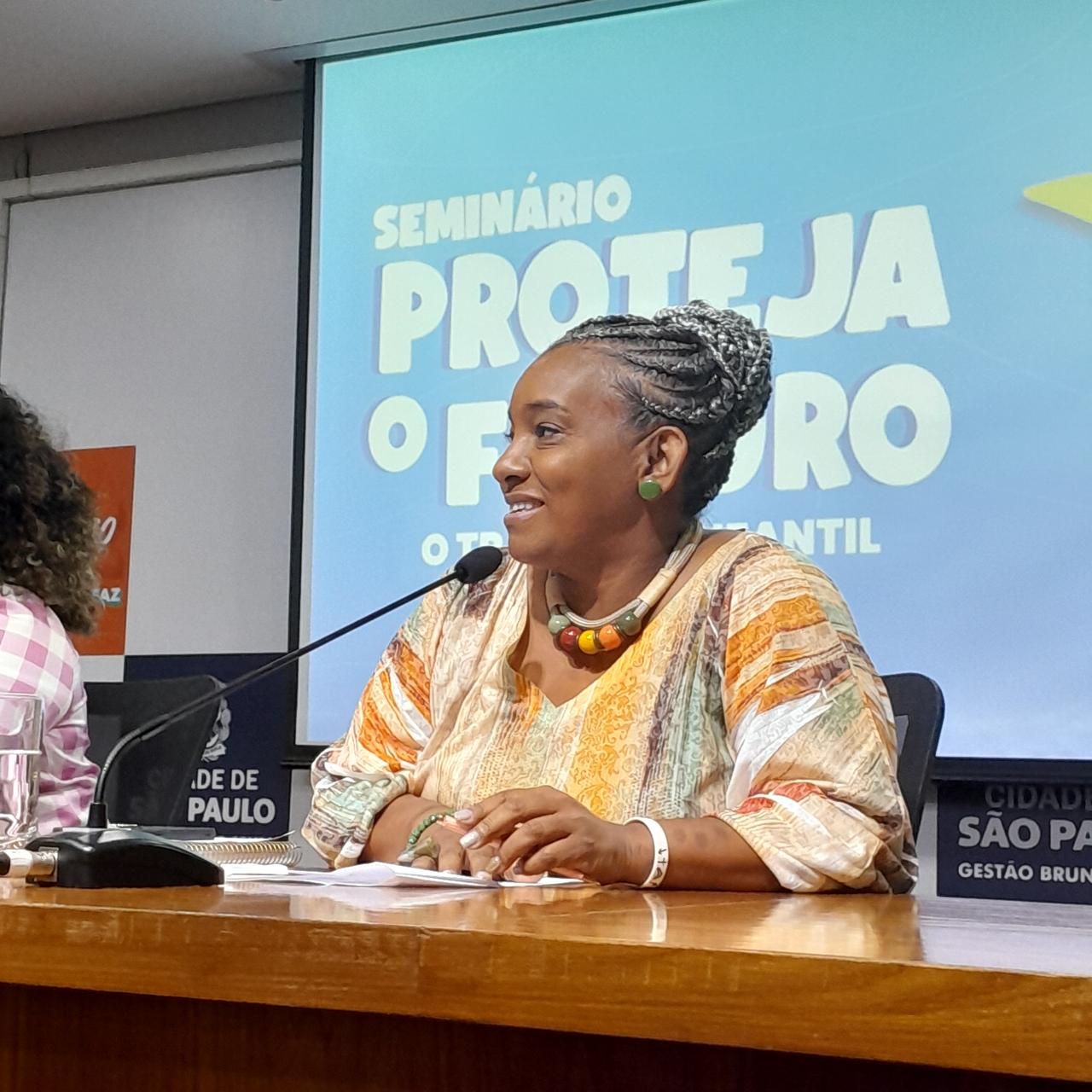 Secretária de Assistência Social, Ciça Santos, se apresenta no seminário