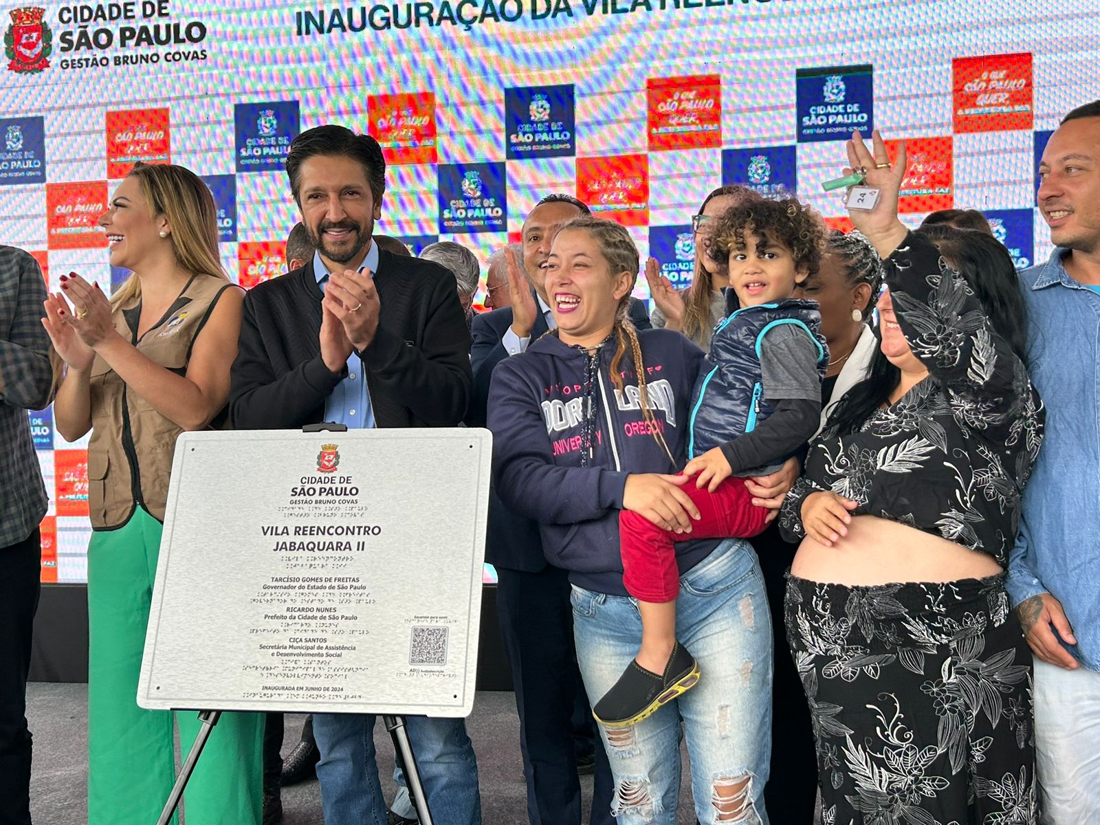 Prefeito Ricardo Nunes descerra placa de inauguração da Vila Reencontro Jabaquara II