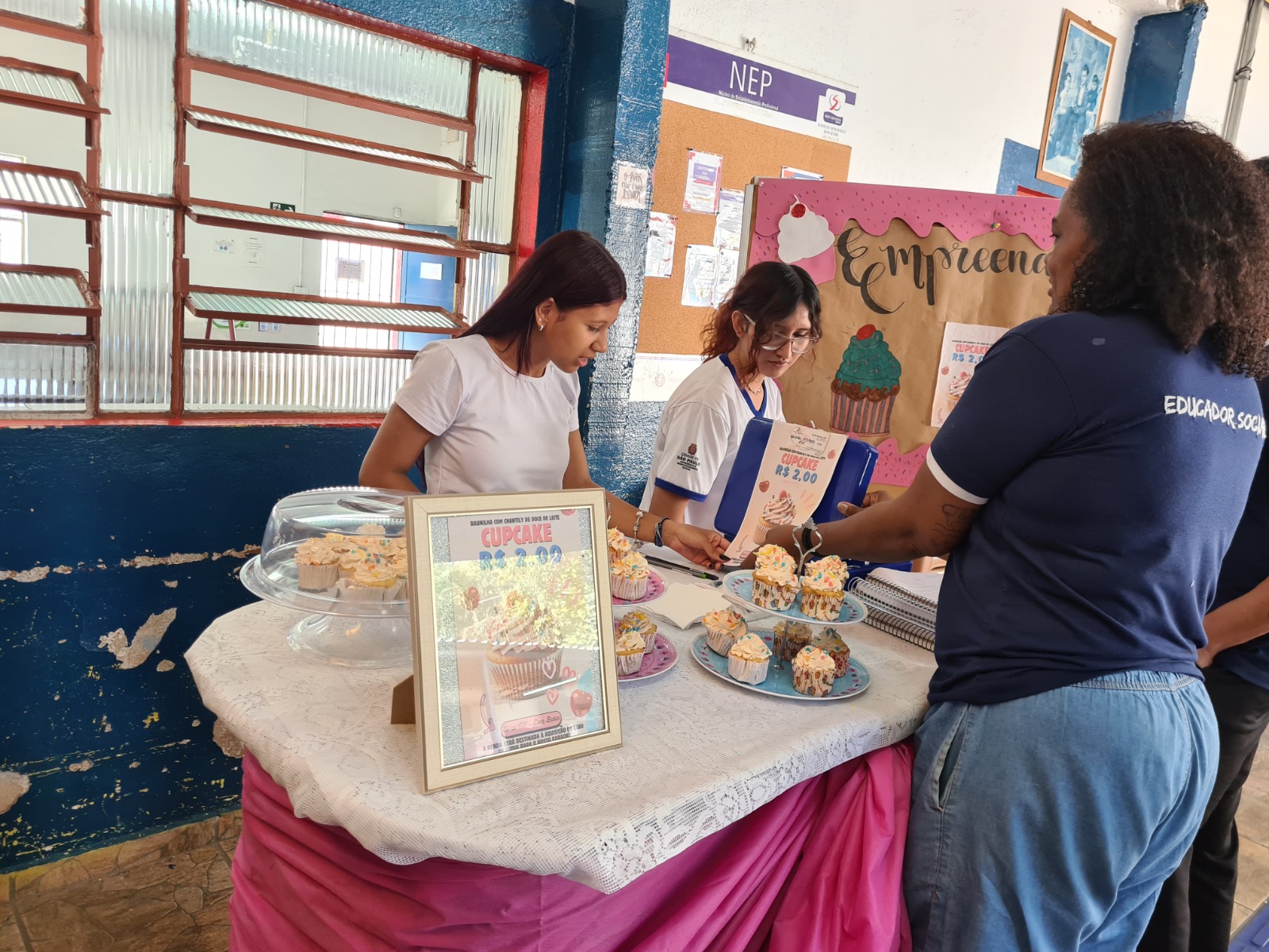 Meninas vendem cupcake em estende de empreendedorismo