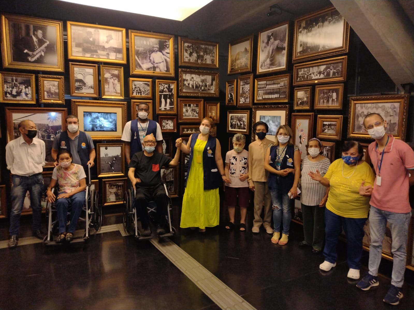 Todos os participantes do passeio reunidos em uma sala da exposição do Museu do Futebol que contem diversas imagens que retratam a história do futebol brasileiro. 
