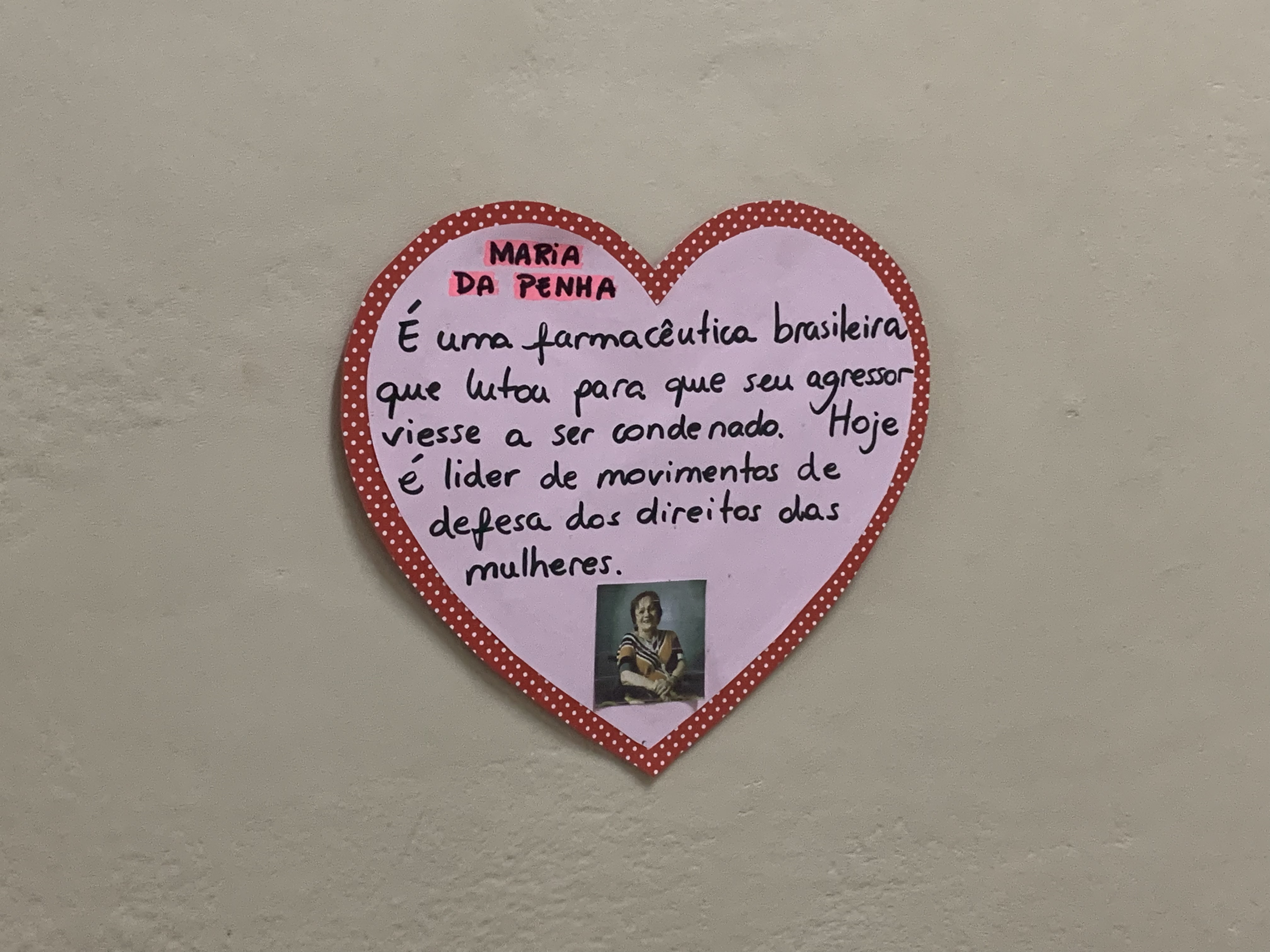 Cartaz em formato de coração com imagem de Maria da Penha, mulher que foi homenageada pela Lei nº 11.340.