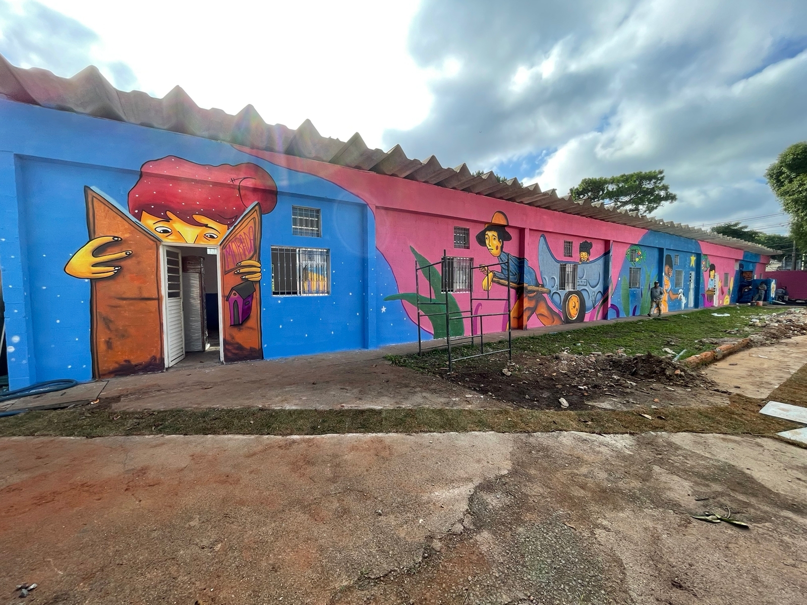 Fachada da cozinha comunitária da Vila Reencontro foi grafitada por Luiz Eduardo
