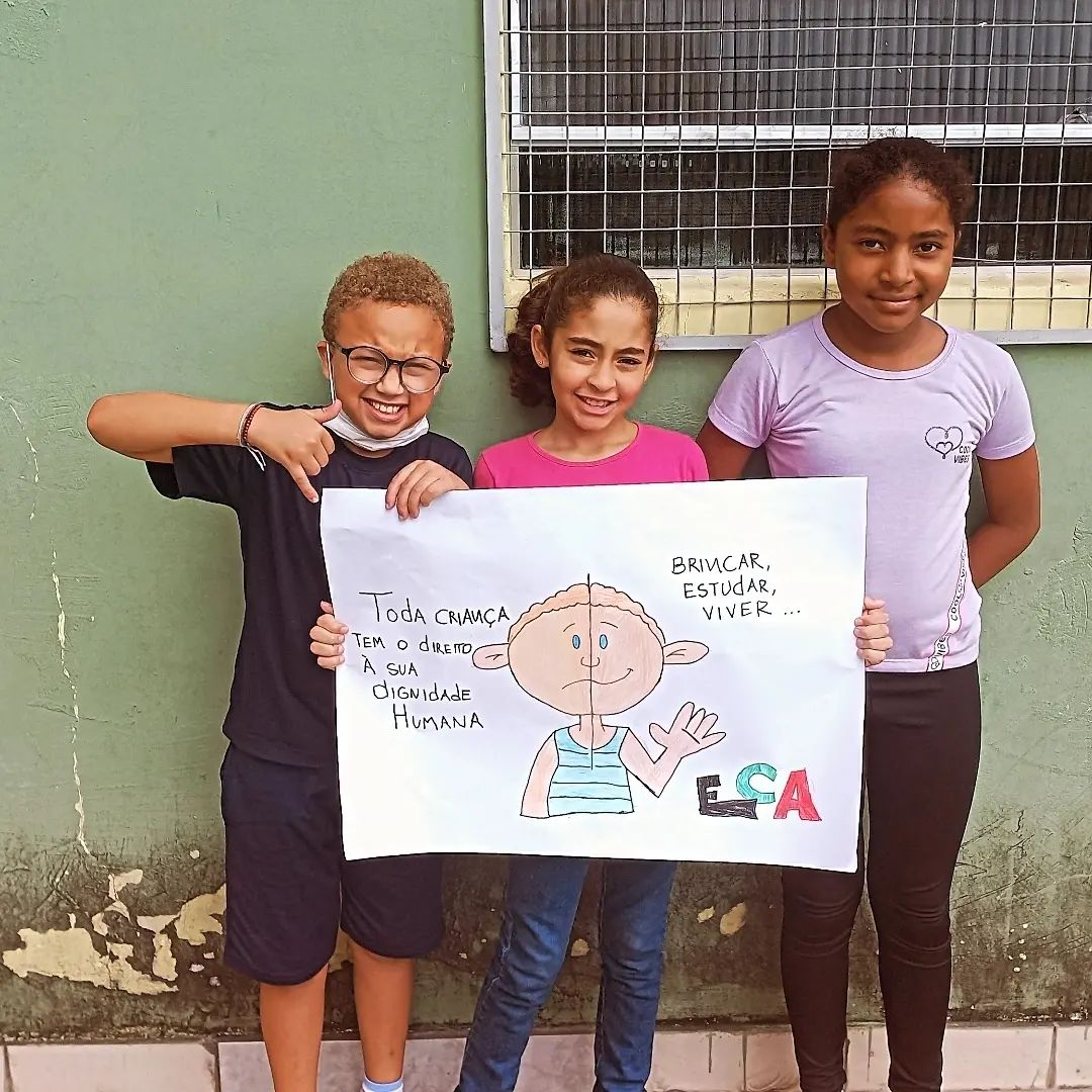 Crianças seguram cartaz sobre o Estatuto da Criança e do Adolescente