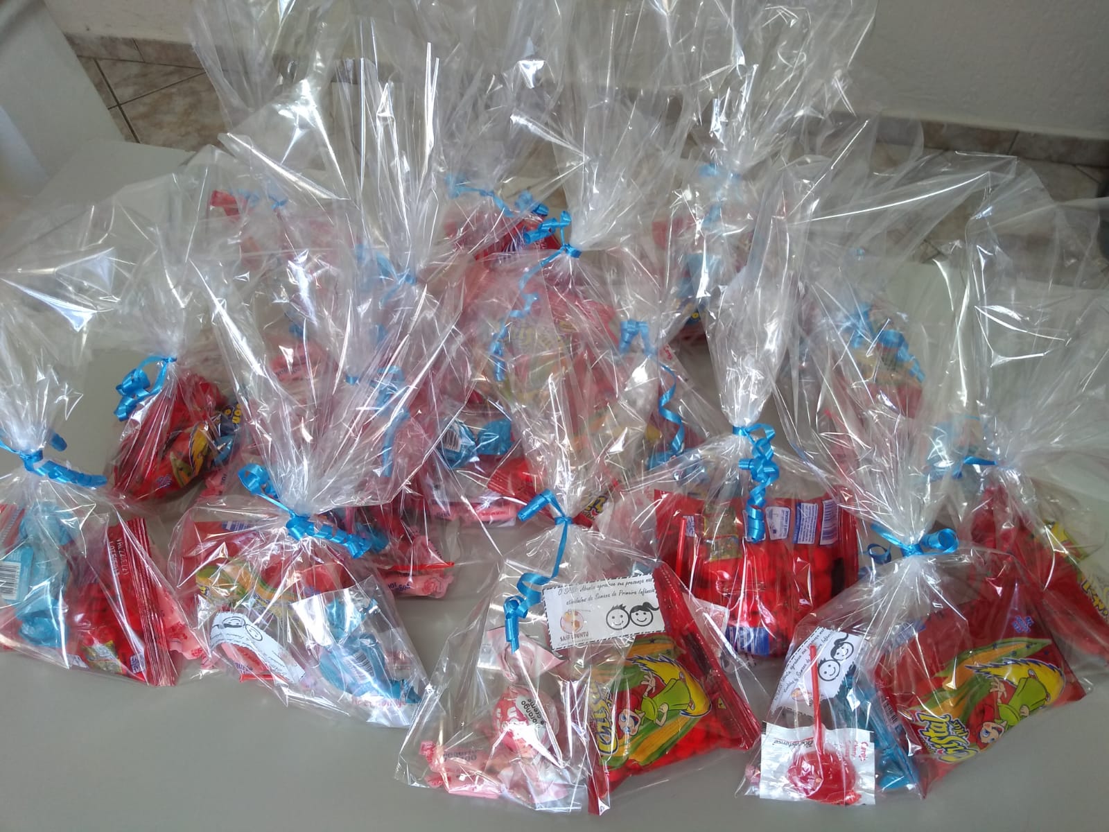 Foto dos kits entregues pelo serviço para as crianças que participaram das atividades, os brindes continham doces e bilhetes para cada uma delas