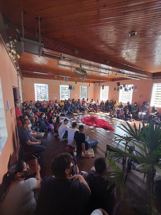 Participantes reunidos em círculo no auditório do CEDESP para apresentações em sarau. 