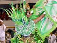 Porta-bandeira desfila no carnaval paulistano de 2005