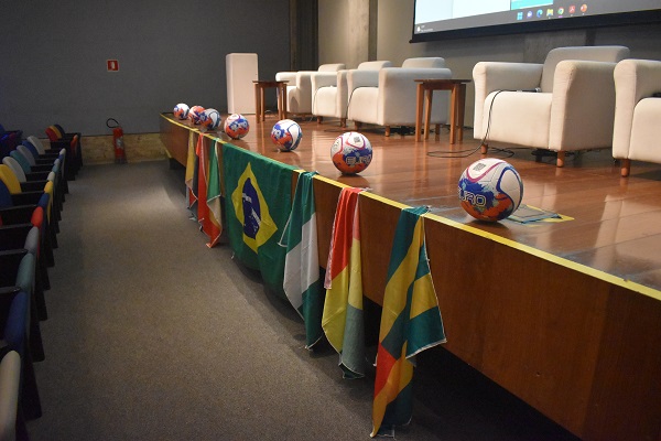 Na imagem, bolas enfileiradas no palco, com bandeiras postas na beira do palco.