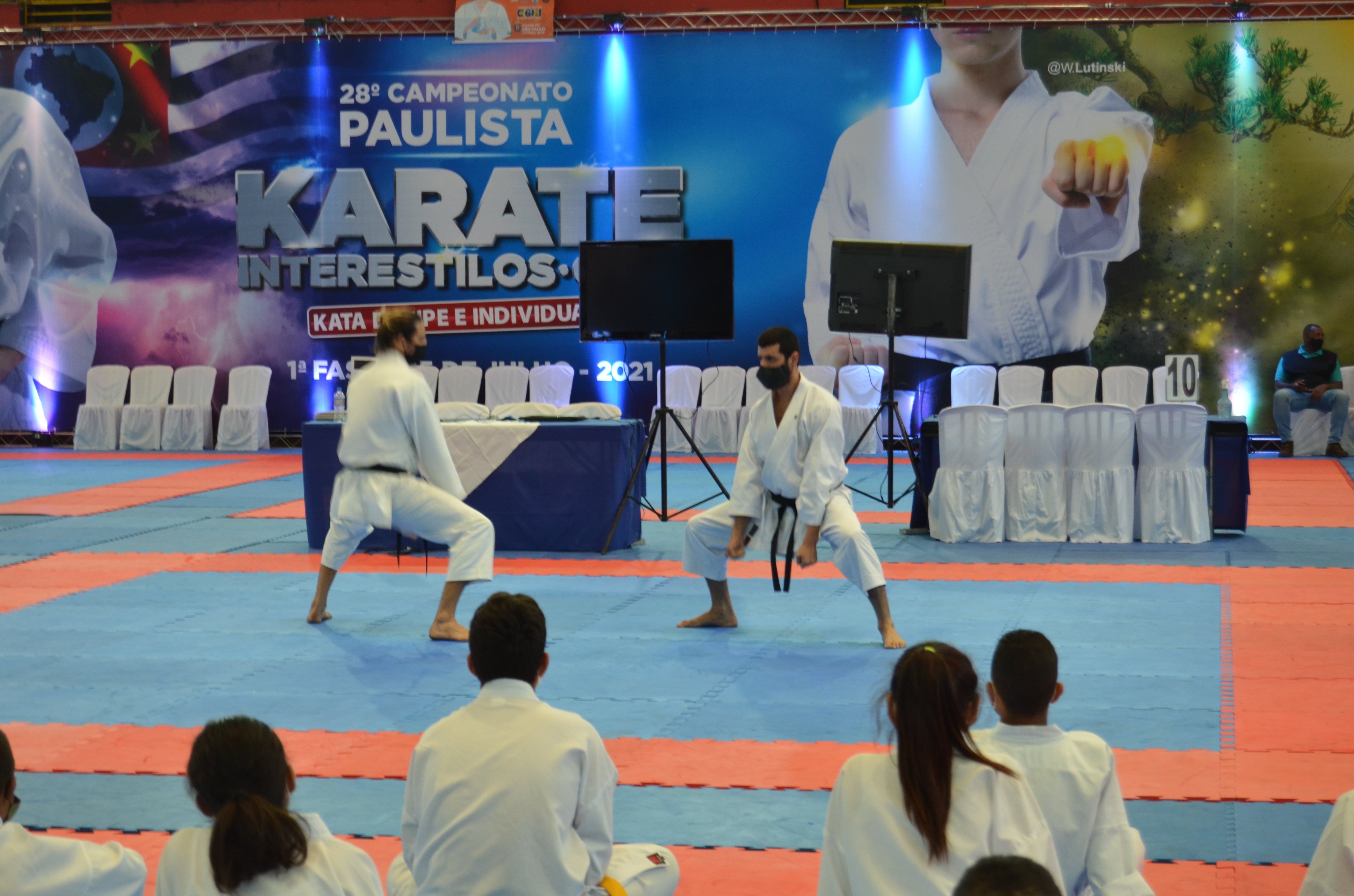 Imagem de uma apresentação no 28º Campeonato de Karate interestilos.
