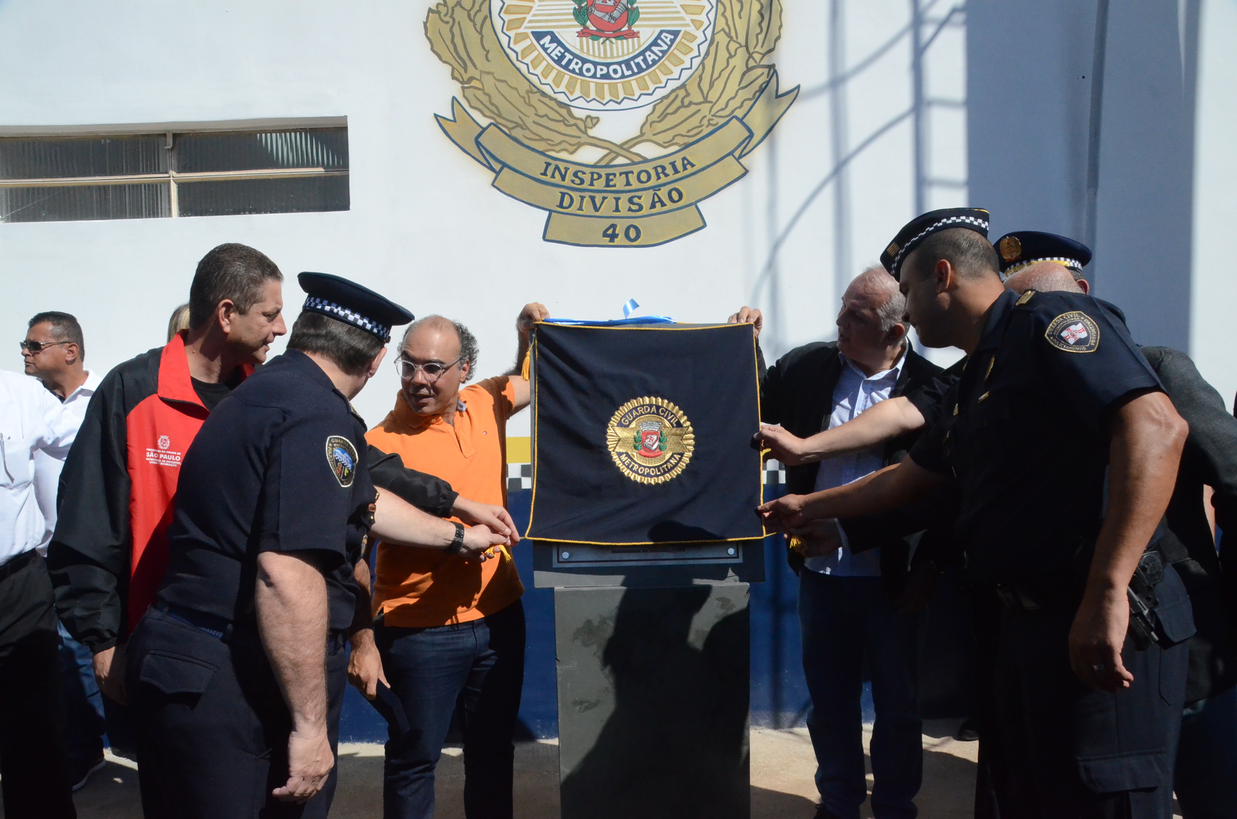 Na foto, as autoridades estão descobrindo a placa de inauguração da nova Inspetoria da GCM de Perus