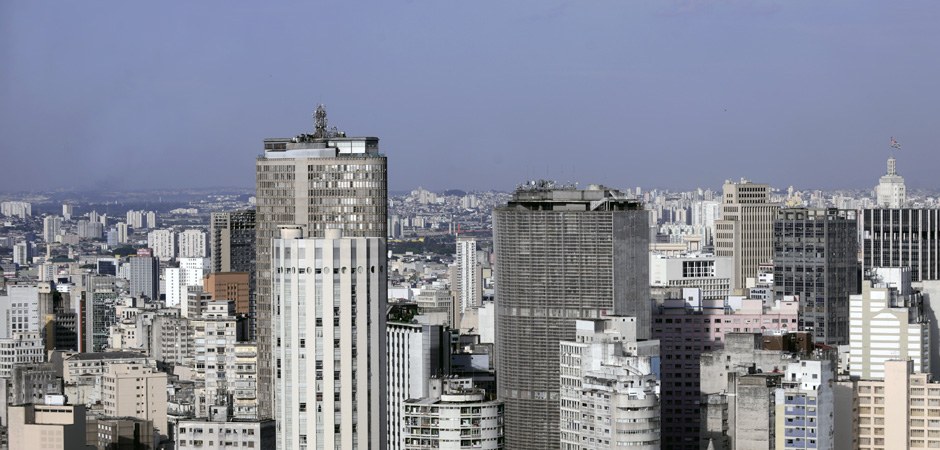 Foto aérea de vários prédios da cidade de São Paulo.