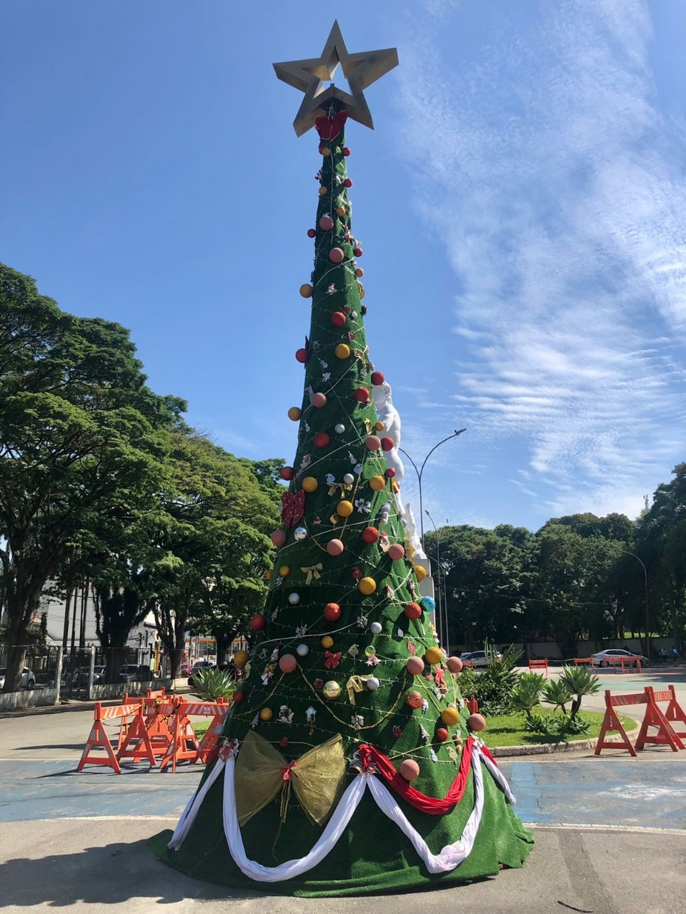 Na imagem, a árvore de Natal do Centro Esportivo, no Recreativo e Educativo do Trabalhador (CERET).