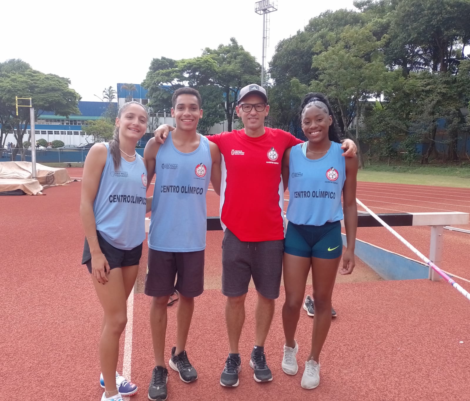 Na imagem três atletas e o treinador do Centro Olímpico de Treinamento e Pesquisa.