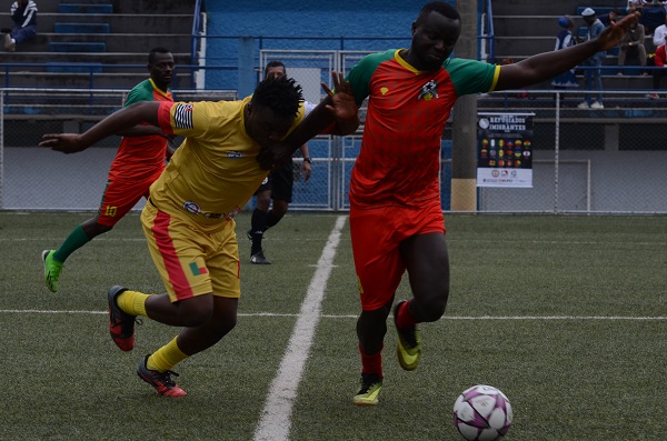 Na imagem, os jogadores do Benin e da Guiné-Bissau disputando a bola no campo