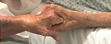 Fotos das mãos do casal de idosos